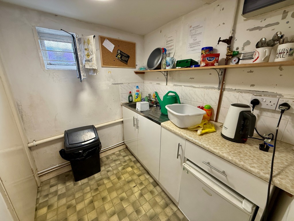 Lot: 27 - VACANT COMMERCIAL AND RESIDENTIAL PROPERTY - Kitchen